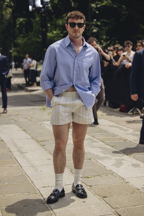 Shorts Outfit Ideas Men, Paul Mescal Street Style, Paul Mescal Gucci, Paul Mescal Fashion, Paul Mescal Shorts, Paul Mescal Outfit, Paul Mescal Style, Paul Mescal, Outfit Retro