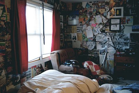 okay, so the room is a mess and that chair is disgusting, but the walls? Amazing! Grunge Bedrooms, Grunge Bedroom Ideas, Sala Grunge, Bedroom Tumblr, Emo Bedroom, Punk Room, Messy Bedroom, Grunge Bedroom, Tumblr Bedroom