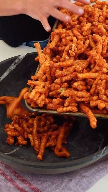 Carmel Cheetos, Caramel Cheetos Recipe, Carmel Covered Cheetos, Cheesy Popcorn Recipe, Caramel Cheetos, Easy Appies, Cheetos Recipe, Popcorn Recipes, Caramel Popcorn