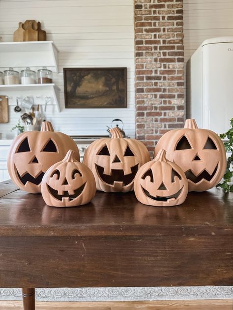 This is one of my favorite Fall decor projects to date! Come see how to make these easy, fun, and adorable faux terra cotta pumpkins! Terra Cotta Pumpkins, Painting Pumpkins, Halloween Facts, Farmhouse Halloween, White Halloween, Faux Pumpkins, Fall Thanksgiving Decor, Halloween Movie, Halloween 2022