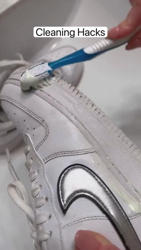 Amazing white shoes cleaning hack ❤️By @kate_cleanhome White Sneakers Cleaning Hacks, How To Clean Nike Shoes, How To Clean Shoes At Home, How To Clean White Shoes Nike, How To Clean Converse Shoes, How To Clean Shoes, Diy Nike Shoes, Shoe Ties Styles, Cleaning Converse