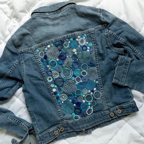 Hand Embroidered Denim, Denim Jacket Embroidery, Jeans Bordado, Jean Jacket Diy, Embroidery Jeans Jacket, Jean Diy, Artisanats Denim, Upcycled Denim Jacket, Diy Denim Jacket