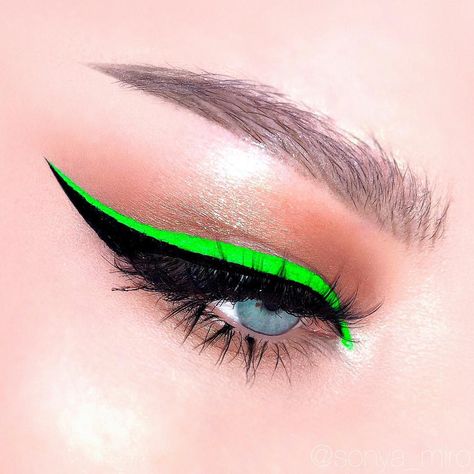 Black Eye Makeup, Green Eyeliner, Eye Makeup Techniques, Rave Makeup, Green Makeup, Black Makeup, Creative Eye Makeup, Crazy Makeup, Creative Eye