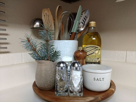 Kitchen Salt Pepper Oil Tray, Lazy Susan Dining Table Decor, Lazy Susan Ideas, Lazy Susan Dining Table, Table Lazy Susan, Decorate Kitchen, Kitchen 2021, Kitchen Countertop Decor, Ideas Cocina