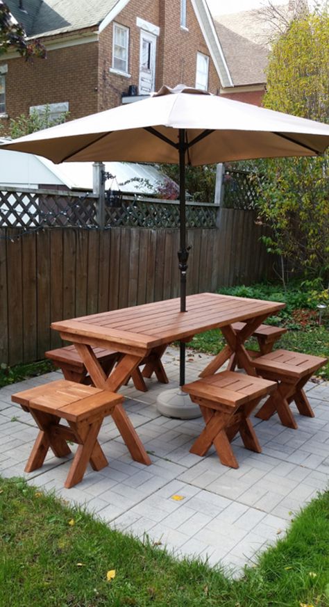 Build A Picnic Table, Diy Picnic Table, Picnic Table Plans, Wooden Picnic Tables, Eating Table, Backyard Picnic, Picnic Bench, Table Haute, Outdoor Picnic Tables