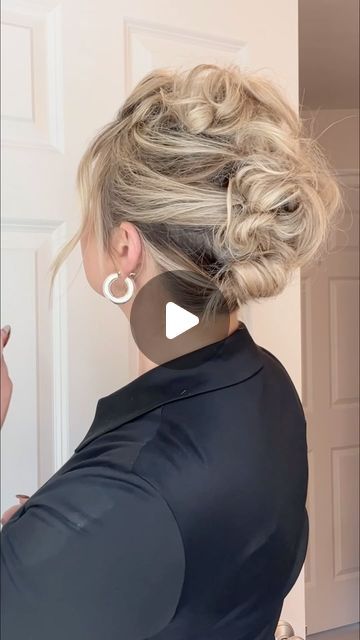 Erin Dugan Jurchak on Instagram: "Comment SHOP below for root powder link!💕 ⬇ https://liketk.it/4Tkn5

Boldify coming in clutch for the roots!! Try out this easy messy updo, perfect for short or fine hair. 

(Shade I’m using is MEDIUM BLONDE I also have it in my linktree & Amazon Picks Hair category)

hair ib: a @alexamescudi tutorial ❤️ #hairstyles #updo #easyupdo #weddingguesthair #easyhair" Updo How To Medium Hair, Updo With Volume At Crown, Easy Short Hair Updo For Wedding, Updo For Short Curly Hair, Easy Updo For Medium Hair, Easy Wedding Updos For Medium Hair, Easy Messy Updo, Messy Updo Tutorial, Hair Updos Easy