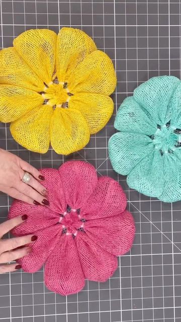 Easy Mesh Wreath, Bunny Wreath Diy, Dollar Tree Wreath, Sunflower Wreath Diy, Mesh Crafts, Deco Mesh Crafts, Summer Deco Mesh Wreaths, Burlap Wreath Tutorial, Diy Floral Wreath