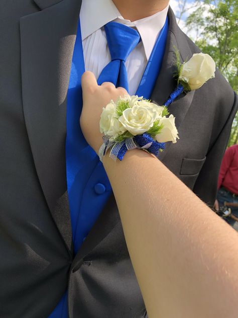 Prom Corsage Blue, Prom Corsage White, White Rose Corsage, Prom Tux, Wrist Corsage Prom, Prom Corsage And Boutonniere, Prom Pictures Couples, Corsage And Boutonniere Set, Prom Corsage