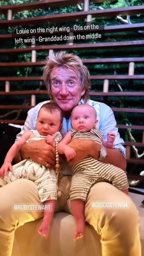 Rod Stewart Hairstyle, Sir Rod Stewart, Jeff Beck Group Rod Stewart, Keith Richards Pirates Of The Caribbean, Rod Stewart Concert, Sitting On His Lap, Candid Photo, Rocker Look, World News Today