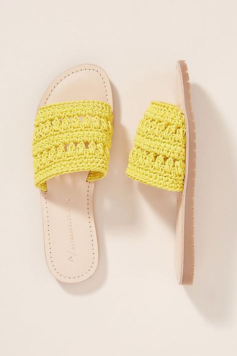 Sandal Rajut, Crochet Fashion Trends, Crochet Shoes Pattern, Raffia Sandals, Crochet Sandals, Fashion Shoes Sandals, Anthropologie Shoes, Designer Slippers, Shoe Pattern