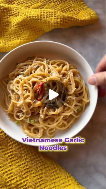 Vietnamese Garlic Noodles, Angel Hair Noodles, Maggi Seasoning, Easy Asian Noodles, Asian Meals, Homemade Pasta Recipe, Thanh Long, Drunken Noodles, Garlic Noodles