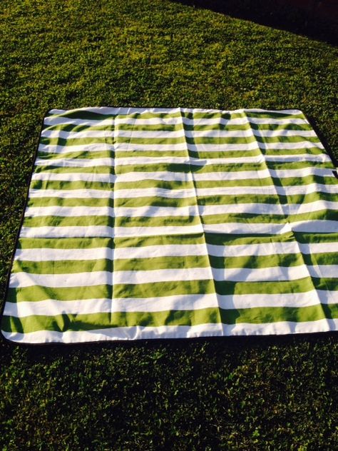 Manta de Picnic impermeable. Las medidas son 150x150 cms aprox, se dobla y se transforma en un cómodo bolso. Ideal para Picnic o para que jueguen nuestros pequeños. Valor $15.000. Para consultas contactar a pajaritoverde.life@gmail.com Picnic Ideas, Gmail Com, Picnic Blanket, Outdoor Blanket, Camping, Tela