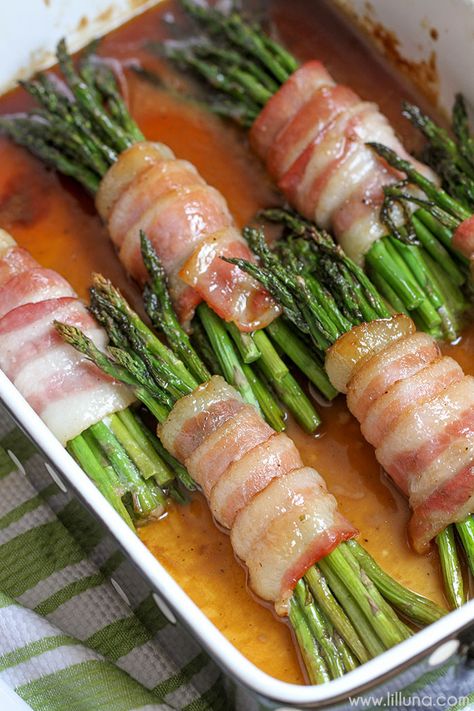 Asparagus Bacon Bundles - this is one of our favorite appetizer recipes! So much flavor and so delicious. Asparagus Wrapped In Bacon, Asparagus Bundles, Asparagus Side, Asparagus Side Dish, Best Thanksgiving Side Dishes, Wrapped Asparagus, Asparagus Bacon, Wrapped In Bacon, Bacon Wrapped Asparagus