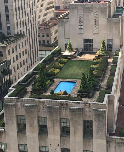 VILLA26 / Pool Floatables on Instagram: "Rooftop pool, Rockefeller Centre NYC via @steffan" New York Rooftop Aesthetic, New York Penthouse Aesthetic, Upper East Side Penthouse, Penthouse Aesthetic, City Life Aesthetic, Nyc Penthouse, New York Penthouse, Apartment Exterior, Nyc Rooftop