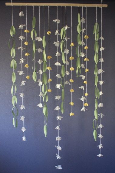 Flower backdrop for wedding ceremony Hanging Paper Leaves Diy, Photo Decorating Ideas Wall, Diy Room Hanging Decor, Diy Paper Decorations For Wall, Cool Curtain Ideas, Hanging Flower Diy, Hanging Vines Decor, Simple Flower Garland, Diy Background Decoration Ideas