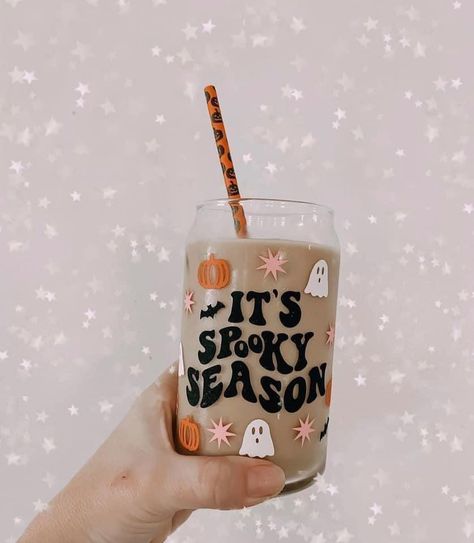 Halloween Coffee Cup Ideas, Halloween Cup Cricut, Fall Libbey Cups, Fall Glass Tumbler, Fall Cup Ideas, Halloween Cup Ideas, Coffee Cup Crafts, Glass Tumbler Design, Girly Christmas Gifts