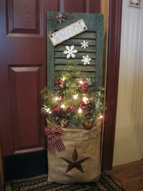 Wood Christmas Decorations, Christmas Projects Diy, Christmas Tree Ideas, Primitive Christmas, Noel Christmas, Country Christmas, Christmas Deco, Xmas Crafts, Primitive Decorating