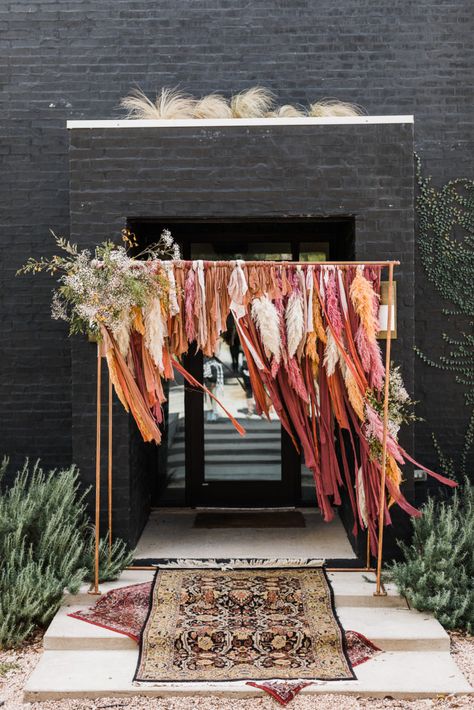 A Floral Guide to Fall Weddings - thefloraleclectic.com Boho Wedding Backdrop, Boho Backdrop, Minimalist Dekor, Decoration Vitrine, Stile Boho Chic, Photos Booth, Boho Party, Ceremony Backdrop, Outdoor Wedding Ceremony