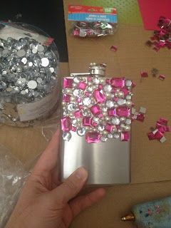 About a month ago my husbands grandma turned 80.  Which of course meant a huge party with the whole family.  No wait....my bad....it's a bi... Flask Diy, Bedazzled Liquor Bottles, Decorated Liquor Bottles, Diy Rhinestone Crafts, Huge Party, Bling Bottles, Glamour Decor, Bling Ideas, Rhinestone Projects