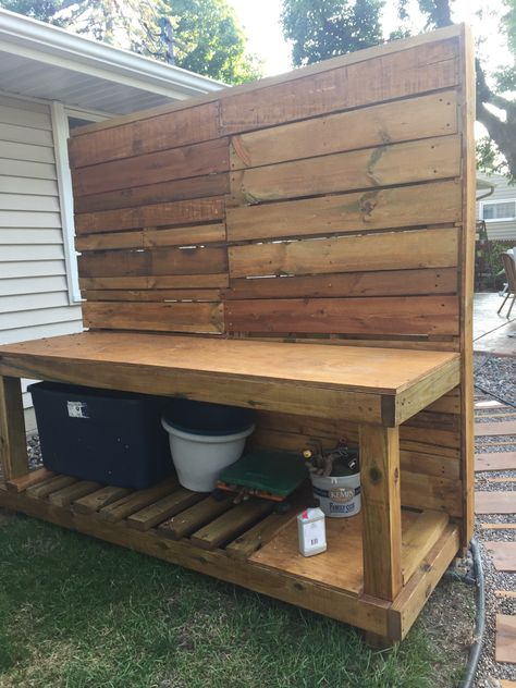 Wood Pallet Privacy Wall, Pallet Privacy Wall Backyard, Privacy Wall With Bench, Camping Privacy Ideas, Pallet Privacy Wall, Freestanding Fence, Privacy Wall Ideas, Fence Ideas Privacy, Diy Privacy Wall