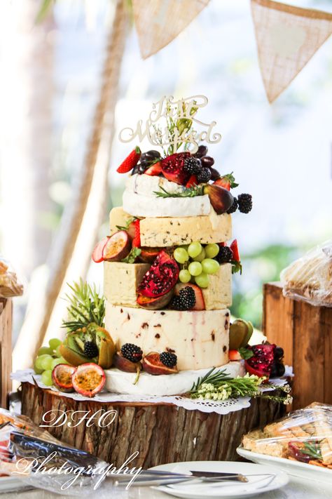 Cheese Board Cake Ideas, Charcuterie Wedding Cake, Charcuterie Cake Ideas, Cheese Stack Cake, Savory Wedding Cake, Savoury Wedding Cake, Cheese Birthday Cake Ideas, Cheese Cakes Design, Brie Cake Ideas