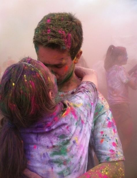 color run with your boyfriend Holi Girls, Holi Pictures, Holi Photo, With Boyfriend, Holi Festival, Cute Couple Poses, Relationship Goals Pictures, Happy Holi, Couples Poses For Pictures