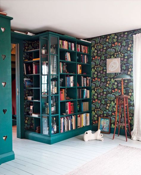 Love everything about this peacock combination book / display case. Love the glassed in corners for object d'art, and the plentiful shelves for books. Green Bookshelves, Koti Diy, Lots Of Books, House Of Turquoise, Home Library Design, Bookshelves Diy, Home Libraries, Inspiring Spaces, Home Library