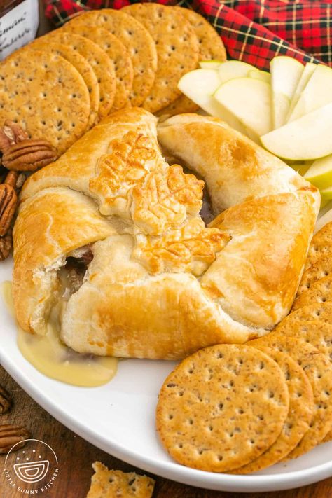 Baked Brie En Croute, Baked Brie In Puff Pastry, Brie In Puff Pastry, Brie En Croute, Brie Puff Pastry, Puff Pastry Appetizers, Pastry Appetizer, Snack Dip, Baked Brie