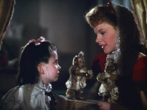 Old Movies Aesthetic, Cozy Movies, Spooky Paintings, Irene Sharaff, Nostalgia Christmas, Merry Christmas Darling, Mary Astor, Oz Movie, Meet Me In St Louis