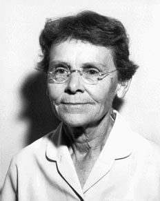 Barbara McClintock was an American cytogeneticist who proposed in 1930 that genes can travel on or between chromosomes. Her theory of transposition, commonly called "jumping genes", explained that chromosomes can break and recombine themselves, a process of genetic transformation known as crossing over. In 1983 she became the first woman to win an un-shared Nobel Prize in Medicine. Barbara Mcclintock, High School Biology, Women Scientists, Old Woman, Portrait Sketches, Great Women, Badass Women, Women In History, Inspirational Women