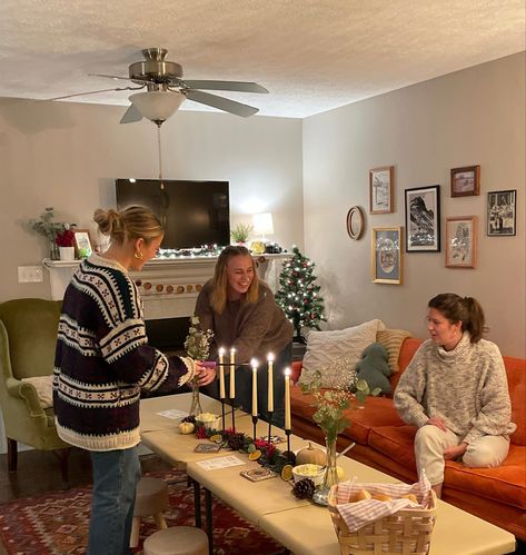 Apartment Holiday Party, Home Dinner Party Outfit, Friendsgiving Aesthetic Outfit, Friends Giving Aesthetic, Friendsgiving Photoshoot, College Christmas Party, Dinner With Friends Outfit, Carol Friends, Friendsgiving Outfit Ideas