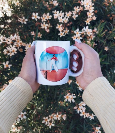 Taza de Fine Line, el más reciente album de Harry Styles Harry Styles Mug, Harry Styles Birthday, Fine Line Harry Styles, Streetwear Girl, Tea And Books, Family Cartoon, Couple Mugs, One Direction Pictures, Summer Gifts