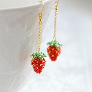 beaded strawberries earrings Handmade Seed Bead Earrings, Strawberry Bead Earrings, Diy Strawberry Earrings, Beaded Strawberry Pattern, Watermelon Beaded Earrings, Beaded Strawberry Tutorial, Beaded Fruit Earrings, Seed Bead Crafts Diy, Seed Bead Strawberry