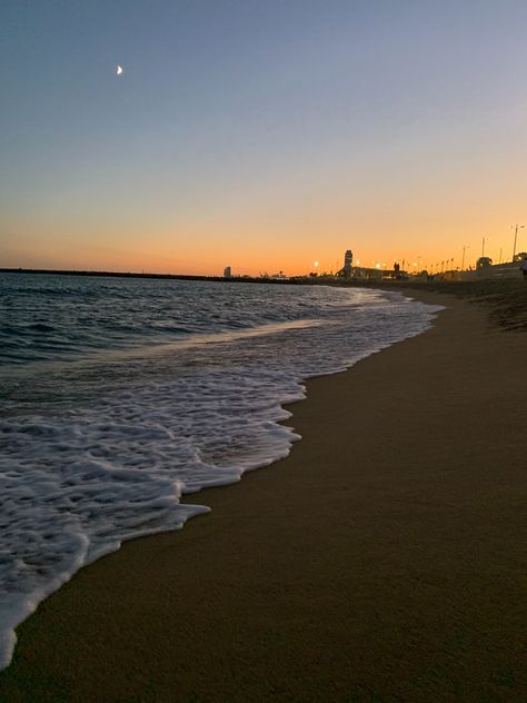 Barcelona Beach Night, Sunset In Barcelona, Barcelona Beaches Spain, Barcelona Spain Beach, Barcelona Beach Aesthetic, Barcelona Spain Aesthetic, Barcelona Sunset, Beach Spain, Barcelona Beach