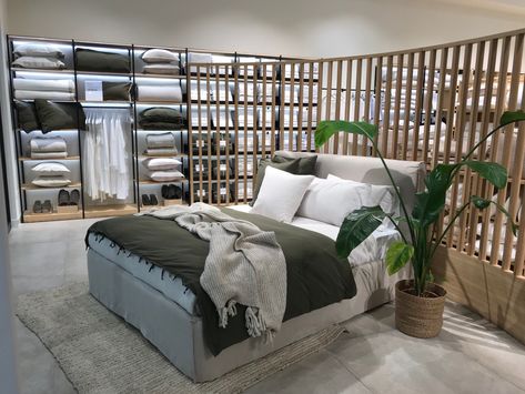 Bedding Shop Interior Design, Bed Showroom, Bed Display, Interior Showroom, Carpet Store, Carpet Stores, Retail Interior Design, Linen Store, Showroom Design