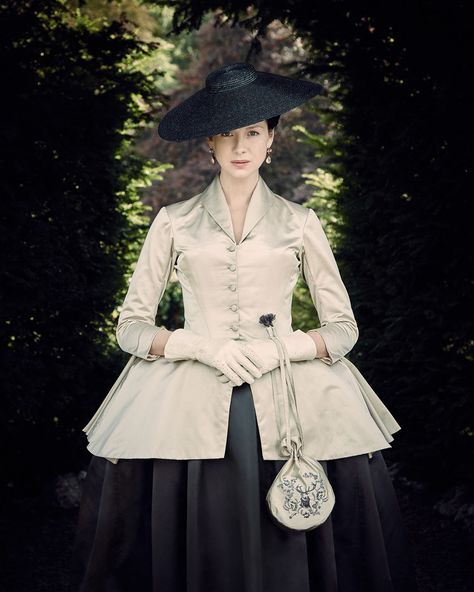 Outlander... Woman In A Dress, Terry Dresbach, Gabaldon Outlander, Outlander Costumes, Outlander Claire, Outlander Season 2, Diana Gabaldon Outlander Series, Outlander Book Series, Diana Gabaldon Outlander