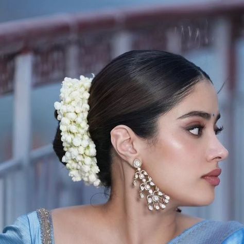 The Fab Fashion Closet on Instagram: "Can’t go wrong with classics!   @janhvikapoor 💙  MUA : @tanvichemburkar  Hair : @marcepedrozo  Styling By : @stylebyami . . #janhvikapoor #saree #styleinspo #bangles #gajra" Gajra Hairstyles Buns, Bun With Gajra, Gajra Hairstyle, Gajra Bun, Bride Bun, Hair Style On Saree, Big Bun Hair, Big Bun, Bun Styles