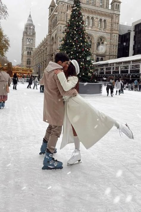 Looking for cute ice skating date outfits? Check this post for the best ice skating date tips and outfit ideas to add sparks to your date! Couples Winter Aesthetic, Boyfriend Christmas Pictures, Ice Skating Couple Aesthetic, Cute Ice Skating Outfit Date, Ice Skating With Boyfriend, Christmas Date Aesthetic, Christmas Photo Couple, Cute Couple Christmas Pictures, Ice Skating Outfit Date