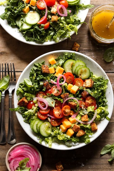 Homemade seasoned croutons tossed into a fresh bowl of greens and drizzled with homemade Italian vinaigrette. Goes with absolutely any mean and is perfect for summer cookouts! Salad With Croutons, Watermelon Radish, House Salad, Salads To Go, Meal Prep Plans, Big Salad, Summer Cookouts, Green Bowl, Homemade Italian