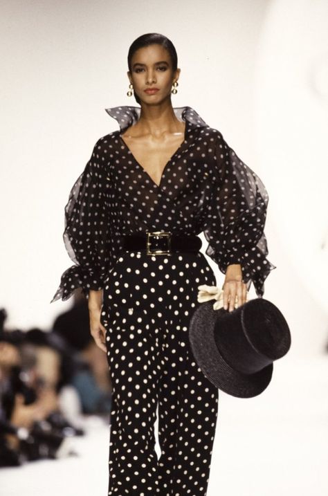 the original supermodels on Tumblr Vintage Outfit Inspiration, Christian Dior Runway, Dior Runway, Dots Clothing, 90s Runway Fashion, Original Supermodels, Gianfranco Ferre, Fashion Business Casual, Classy Work Outfits