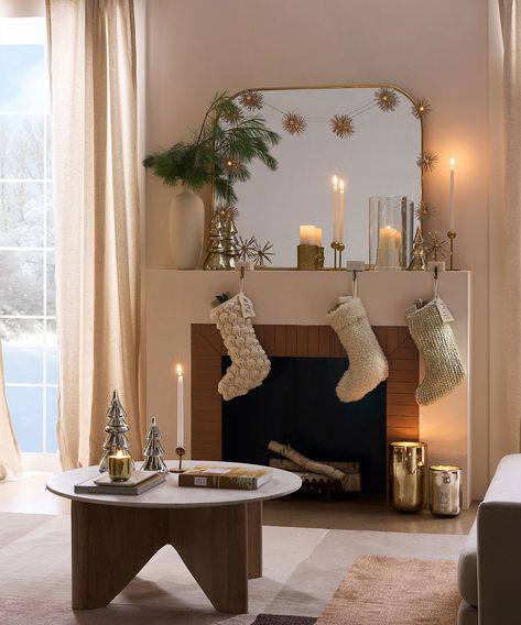 How to make a home cozy for Christmas: 9 designer rules | Neutral Christmas Table, Luxury Christmas Decor, House Smell Good, Neutral Christmas, Christmas Fireplace Decor, Home Cozy, Christmas Mantel Decorations, Hygge Home, Big Design