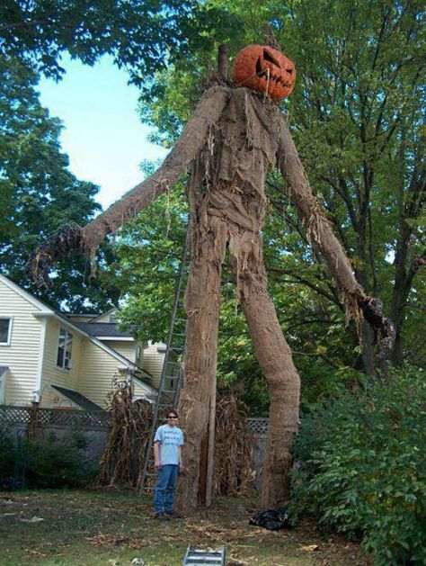 Giant pumpkin head scarecrow Haunted Library, Halloween Outside, Hallowen Ideas, Giant Pumpkin, Casa Halloween, Halloween Scarecrow, Pumpkin Man, Halloween Yard, Creepy Halloween