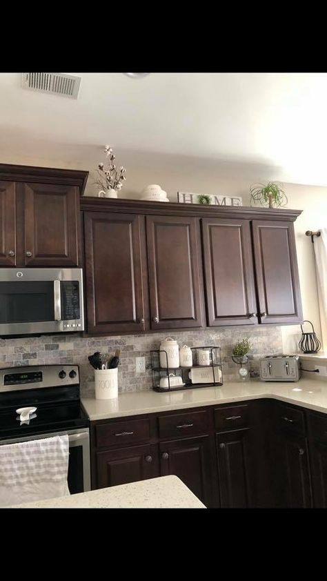 White Walls Brown Cabinets, Dark Cabinets Kitchen Decor Ideas, Chocolate Kitchen Cabinets Ideas, Dark Cabinets Kitchen Decor, Expresso Cabinets With Grey Walls, Brown Cabinet Black Countertop, Espresso Cabinet Backsplash, Kitchen Decor Dark Cabinets, Kitchen Backsplash With Dark Cabinets Espresso