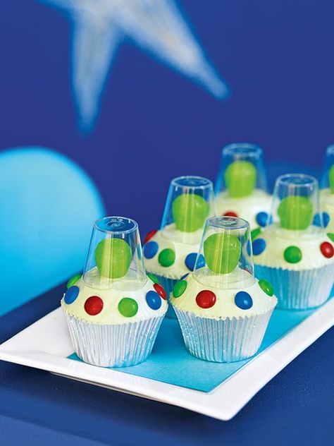 Space Party Food, Alien Cupcakes, Alien Birthday Party, Alien Party, Astronaut Party, Space Food, Space Theme Party, Astronaut Birthday, Outer Space Party