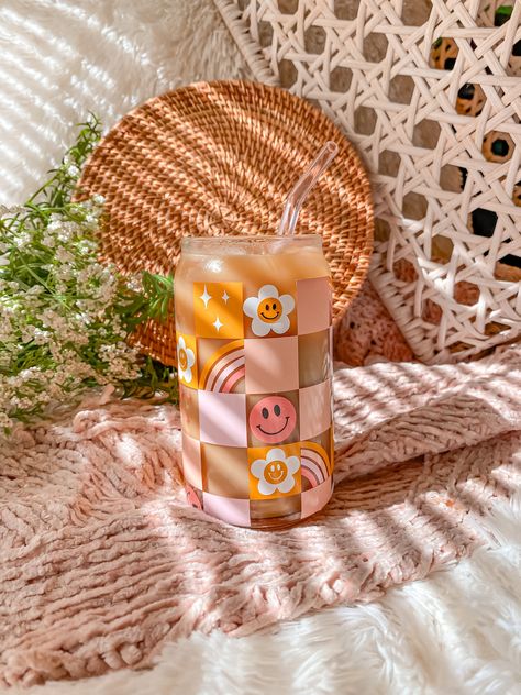 Retro & Groovy Checkered Flowers Aesthetic Beer Can Shaped Glass Cute Boho Inspired Iced Coffee Cup Mug Mother's Day or Best Friend Gift - Etsy Cute Coffee Cups Designs, Vinyl Glass Cups, Beer Can Glass Design, Aesthetic Glass Cup, Face Grab, Aesthetic Coffee Cup, Motif Aesthetic, Iced Coffee Glasses, Groovy Aesthetic