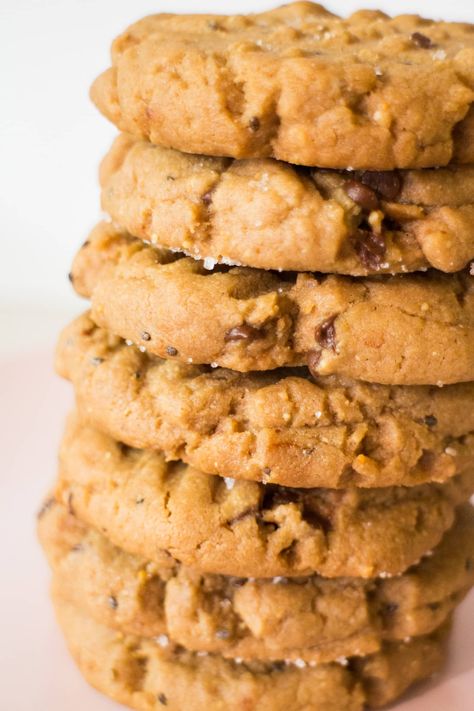 Oatmeal Protein Cookies, Protein Powder Cookies, Peanut Butter Protein Cookies, Cookies For Breakfast, Simple Cookie, Protein Cookie, Chewy Cookies, Protein Treats, Filling Snacks