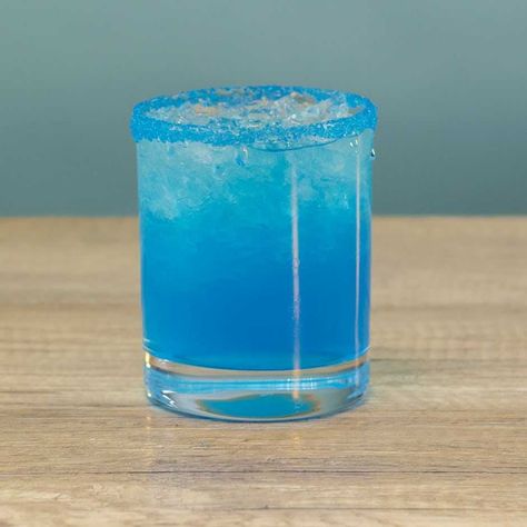 Check out this wild cocktail recipe with blue curacao, hpnotiq, and lemon lime soda. If you like Blue Ocean, check this one out. Blended Drinks Alcohol, Candy Alcohol, Engagement Party Drink, Ocean Cocktail, Blue Alcoholic Drinks, Cocktails Ideas, Fruity Mixed Drinks, Pink Lemonade Recipes, Water Bending