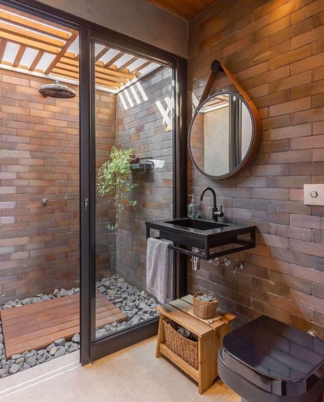 Banheiro rústico: 60 ideias para se apaixonar pelo seu charme Modern Shower Tile, Baie Vintage, Outdoor Bathroom Design, Bright Bathroom, Bad Inspiration, Outdoor Bathrooms, Rustic Bathrooms, Modern Shower, Rustic Bathroom