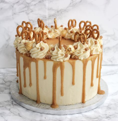 Caramel Cake Decoration, Thanksgiving Desserts Cake, Buttercream Icing Cake, Caramel Drip Cake, Birthday Drip Cake, Biscoff Cake, 30 Cake, Fun Thanksgiving Desserts, 18th Cake