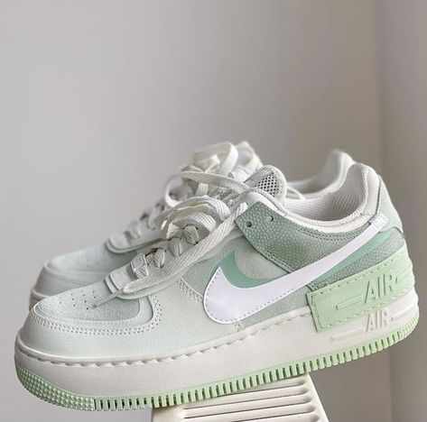 Aura White, Jordan Low, Trendy Shoes Sneakers, Nike Shoes Girls, Nike Fashion Shoes, Preppy Shoes, Pretty Shoes Sneakers, Jordan Shoes Girls, All Nike Shoes